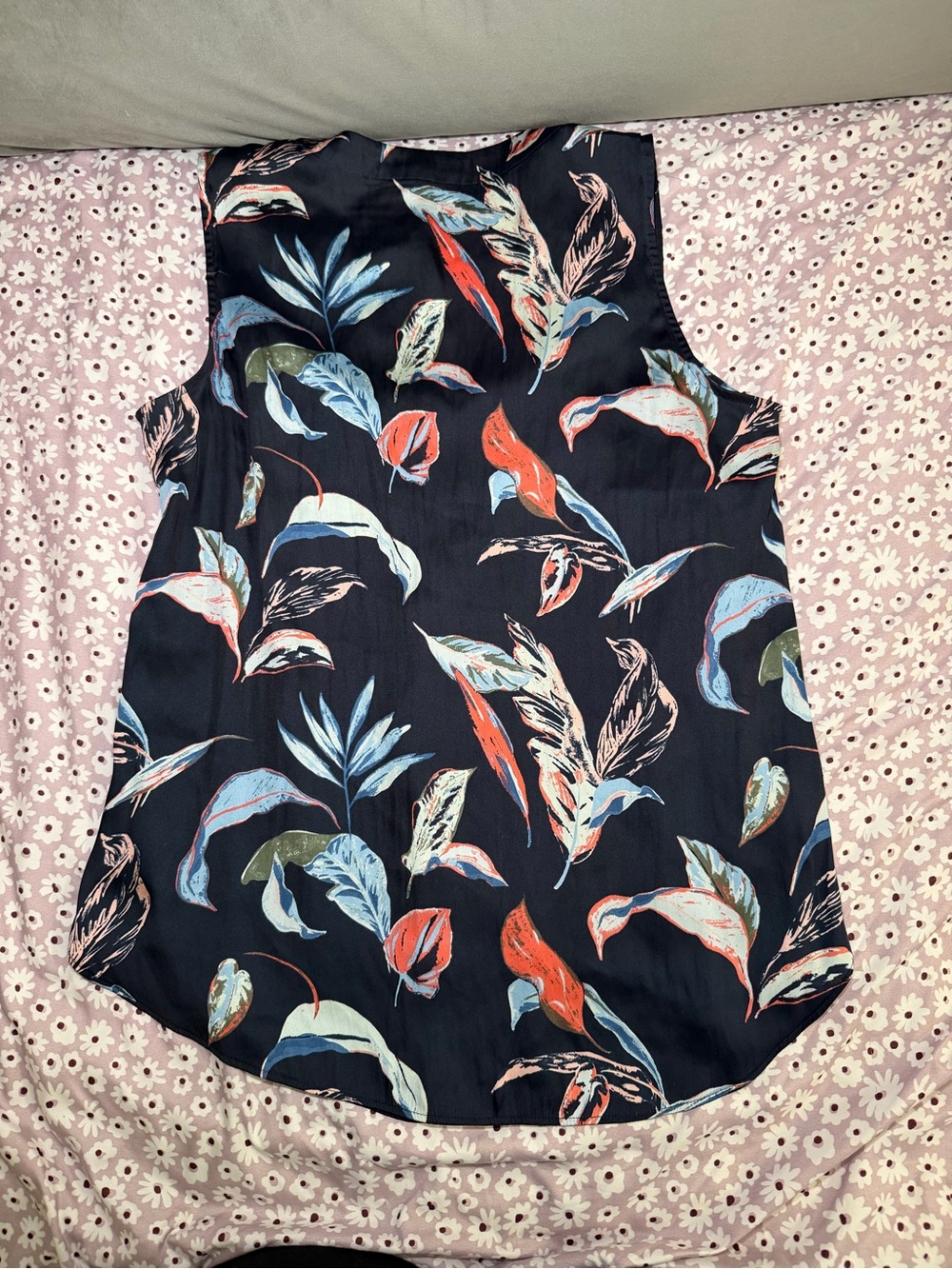 Banana Republic XS Sleeveless Floral Blouse Navy Tropical Print V-Neck Top - Picture 3 of 10